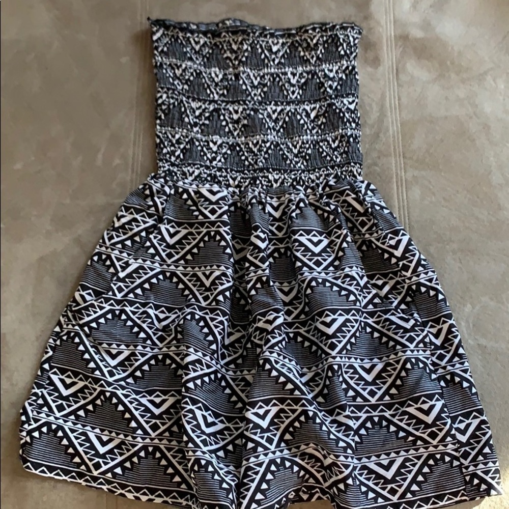 Delia's black and white strapless romper w pockets